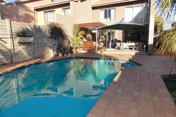 &quot;Escape to a tranquil oasis in this stunning townhouse! The lovely, lush garden and sparkling blue pool create a serene ...