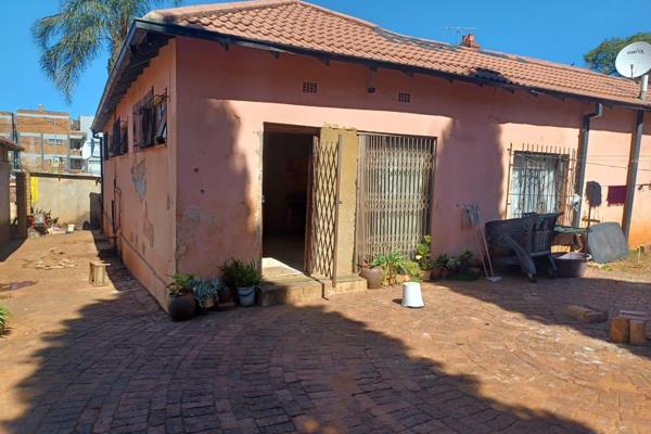 Here is a description of a three-bedroom house in Yeoville, Bellevue East with three rental shops in front:

Description:

Welcome ...