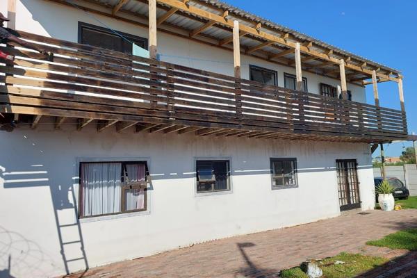 Investment in Parsonvlei Port Elizabeth double story ,designed for optimal 
income generation .
3 bathrooms ,3kitchen 3lounges ...