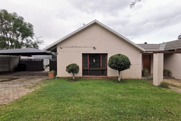 This family home is situated in the desirable neighborhood of Fairy Glen, Worcester, Western Cape. Ideally located, it offers ...