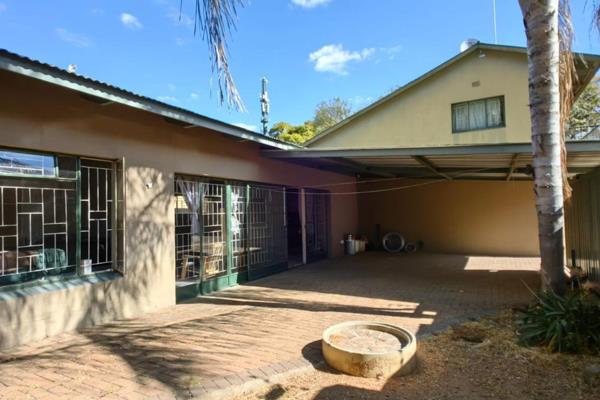 Rental income of R4700

Open plan lounge dining room with kitchen

One bedroom one bathroom

Courtyard with own guest toilet

Front ...