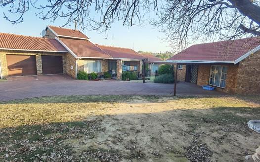 4 Bedroom House for sale in Rooihuiskraal