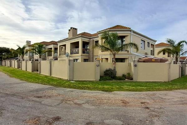 Live a life of coastal luxury in the beautiful town of Wavecrest Jeffreys Bay. This stunning townhouse is now available for sale ...