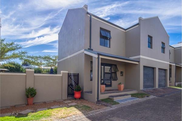 Nestled in a popular neighborhood in The Crest in Durbanville, this stunning 3-bedroom, 2-bathroom townhouse in a security complex. ...