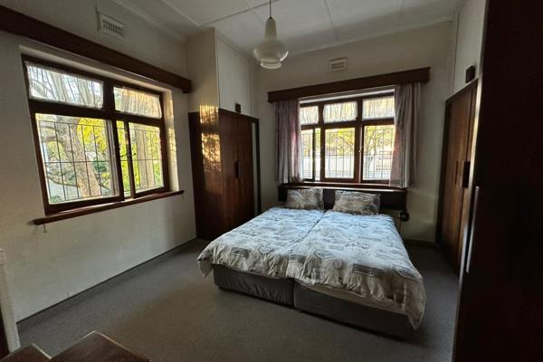 Secure a room in this prime location student accommodation house, situated right in the ...