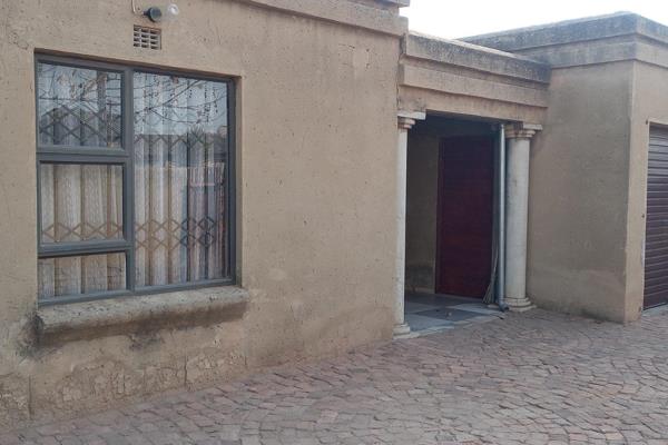 This 3-bedroom, 1-bathroom house in the heart of Tsakane offers a fantastic opportunity for those looking to put their personal touch ...