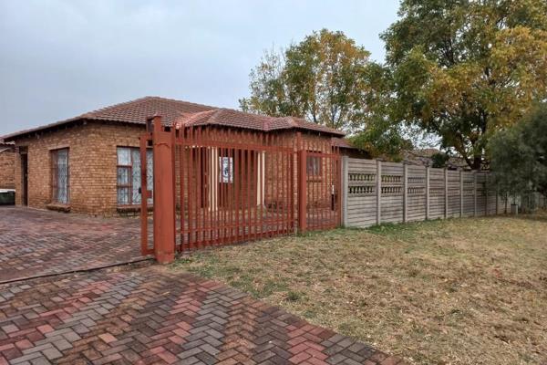 5 bedrooms house with 3 bathrooms including en suite. double garage spacious yard paved, beautiful garden, study room ,1 dining room ,1 ...