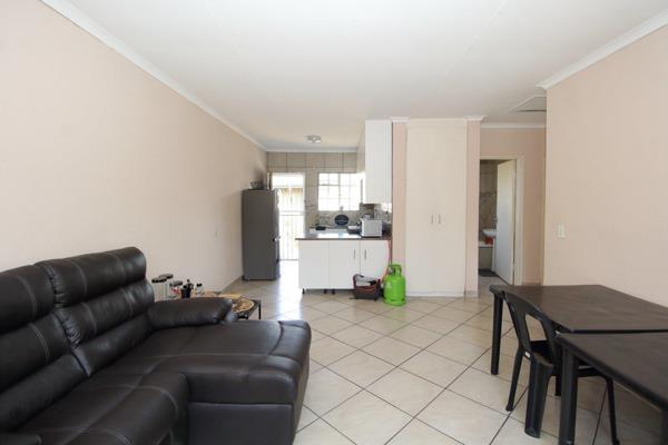 A Neat 2 bedroom unit in  a secure complex with 24 hour security.

The unit consists of:
- 2 Bedrooms
- 1 Bathroom ( with shower ...