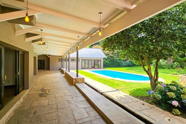 Dunkeld acre megahome – perfectly suited for the large family and priced to lease!! 

Parking for 16 cars, garden, pool, tennis court ...