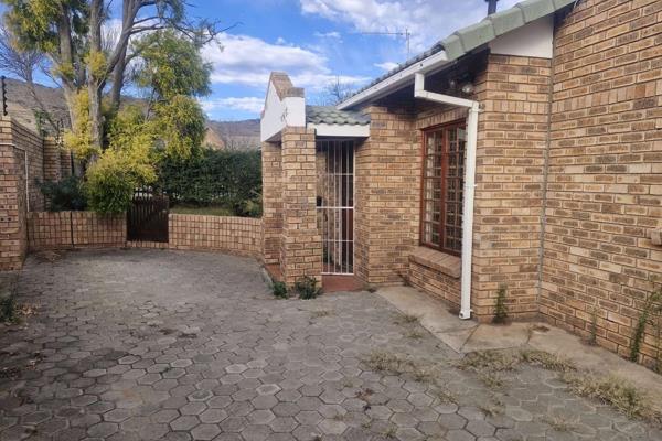 A beautiful low maintenance 3 bedroom free standing townhouse has come on the market for ...