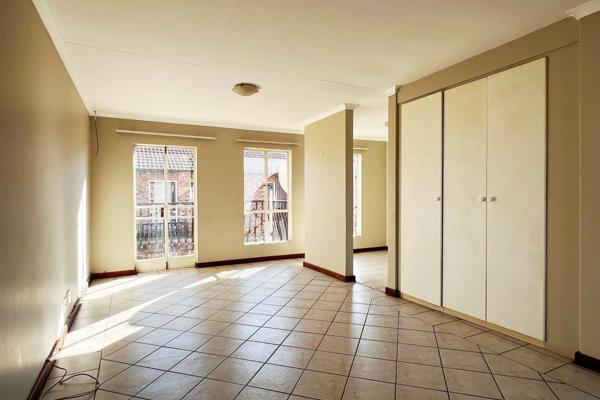 Welcome to this top-floor, one bed room apartment that is available immediately!

A huge ...