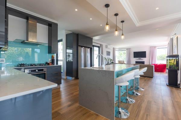 MINIMUM STAY 14 nights - Contemporary villa in Camps Bay with sleek finishes and fixtures.

The space
This 4 bedroom villa enjoys ...