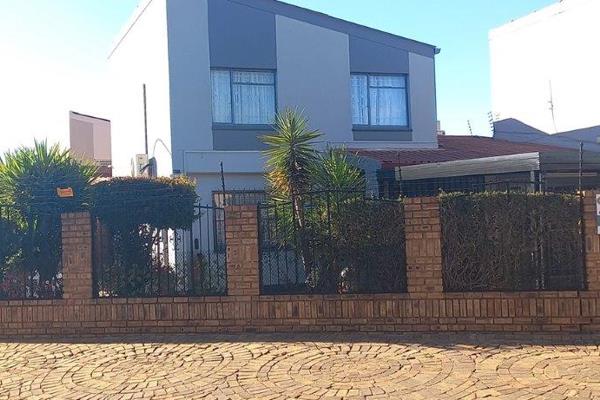 Immaculate 3 Bedroom Home in Lenasia - Ready to Move In!
This stunning 3 bedroom home ...