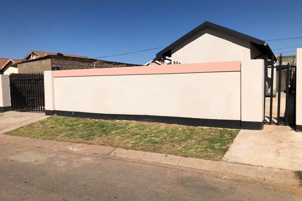 2 bedroom house for sale!!!!
This property is in protea glen extention 11 , maintained property in a quiet neighbourhood 
This ...