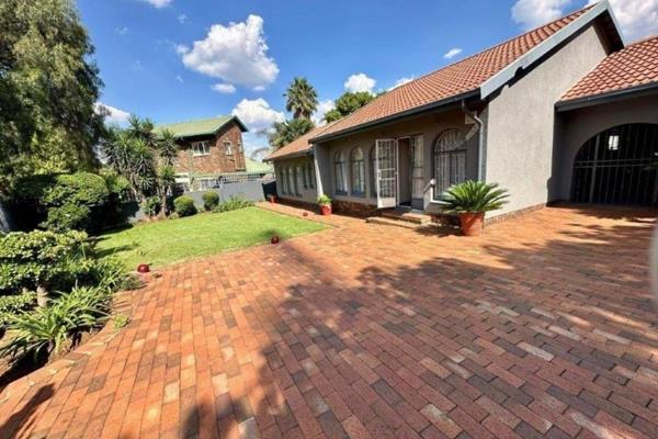 A beautiful home nestled in the suburbs of Glenvista

The home has front and back garden - the back garden has a lovely pool, lapa area ...