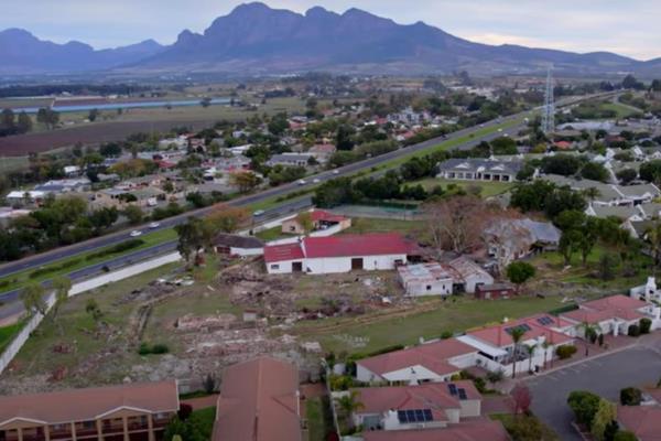 Accepting Offers.

DESCRIPTION:
Prime development opportunity in Paarl. This new project offers one of the last remaining parcels of ...