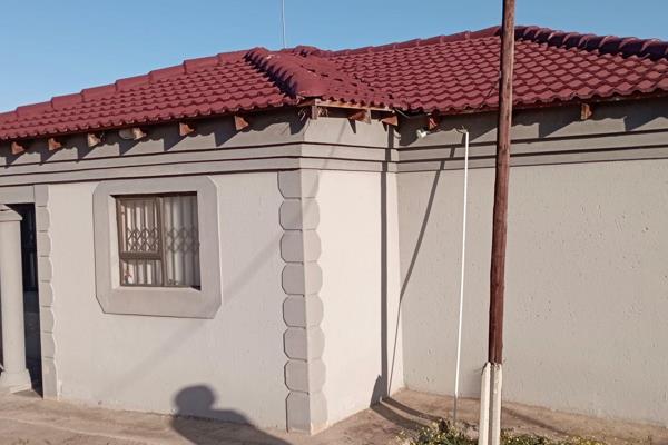 A well maintained 3 bedroom family home situated in a rural area which is close to Osizweni .This property has an open lounge and a ...