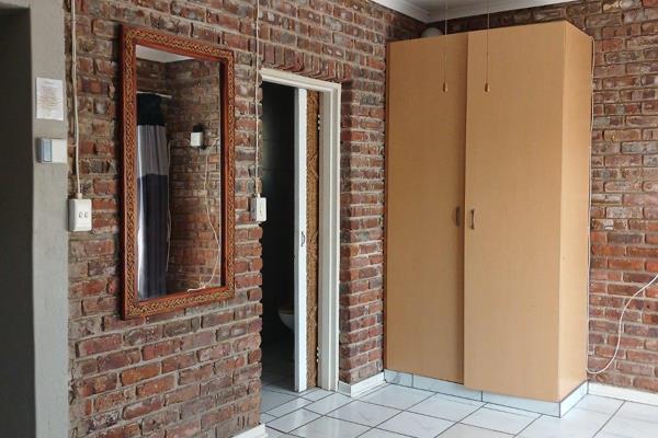 This lovely 1 bedroom flat has it&#39;s own private braai area!
The kitchen is equipped with a 4 plate gas stove, with a double sink ...