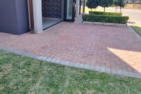 2BEDROOM
2BATHROOM
2Allocated carport for our unit.
Open lounge 
kitchen 

parking available 
at cullinan golf eastate.

Viewing ...