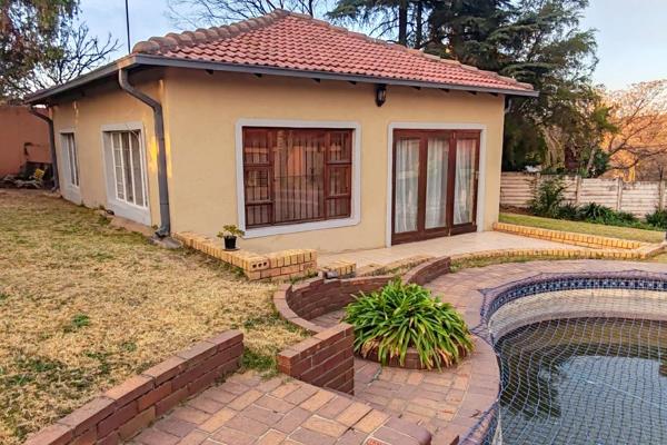 This stunner of a garden cottage is a must see, located in Malanhof Randpark Ridge. This ...