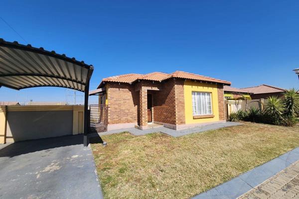 Neat 2 Bedroom House for Sale in Waterkloof Estate

Discover this charming 2-bedroom house situated in a secure estate in Waterkloof ...