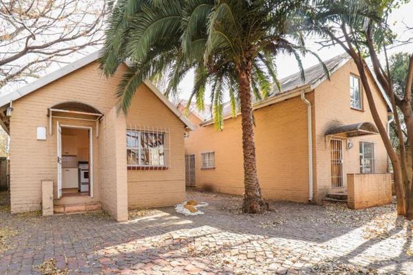 Seller accepting all reasonable offers above R1,895m.  This double storey is an eclectic mix of character and modern convenience.  The ...