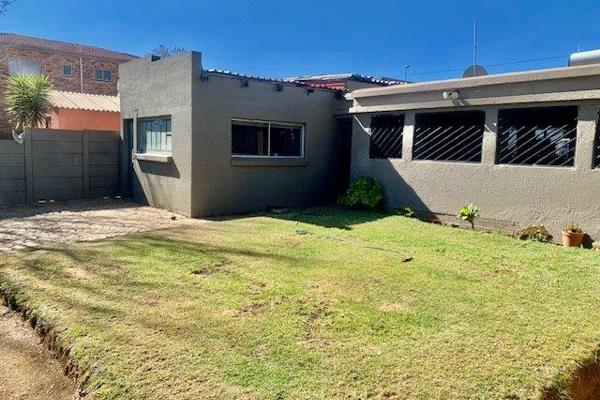 This home boasts a total of 3 bedrooms and 2 bathrooms.
Main dwelling consists of 2 ...