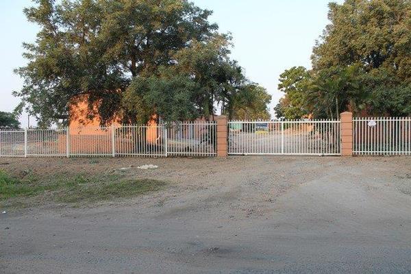 Storage units available for rental.
Situated in the Heavy industrial area 5km outside Phalaborwa.
40sqm