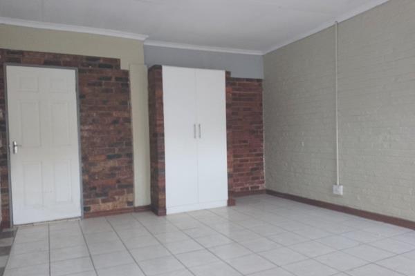 Lovely batchelor cottage to rent.

The cottage  have Kitchen and bathroom 
Rent R3800.00
Deposit R3800.00
Adin fee R1395.00
Water ...