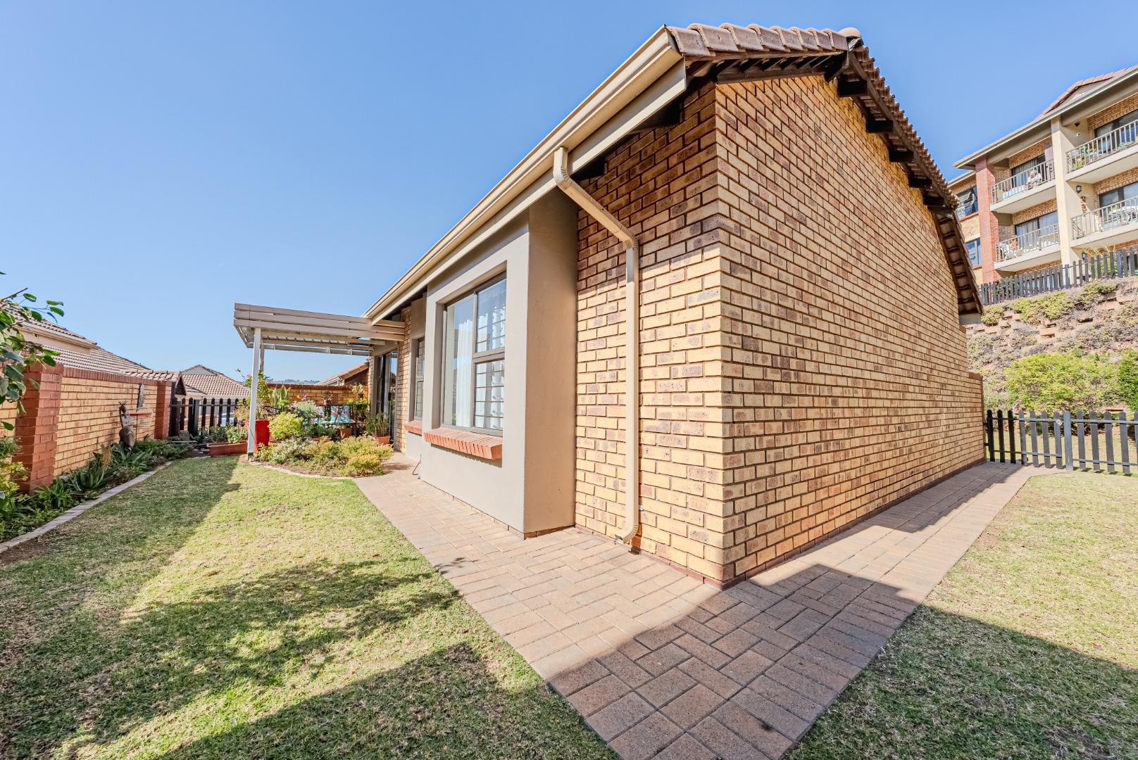 2 Bedroom Townhouse for sale in Olivedale - 127 Olivedale Retirement ...