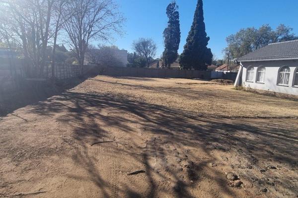 2 X STANDS FOR SALE  -   R 599 000 EACH
  500m2
Existing property has been sub divided into 3 stands. Existing house remains. The two ...