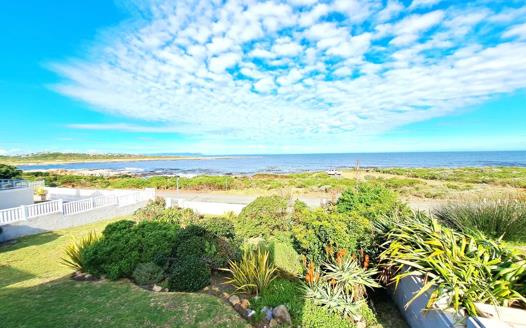 4 Bedroom House for sale in Sandbaai