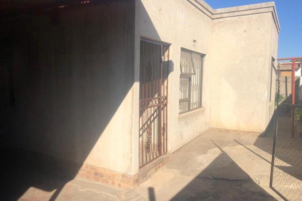 Very affordable 3 bedroom house with 1 bathroom, store room, dining and family room that is very cozy in Hlalanihahle Ext1