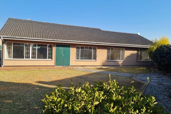 Family home in SE 7, Vanderbijlpark to rent
It offers open plan living room with dining room with fire place. Wooden kitchen with ...