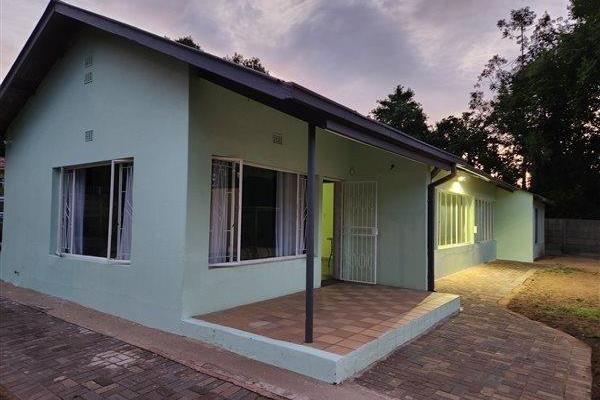 This house offers 4 bedrooms with build-in cupboards, 2 bathrooms with a separate toilet, kitchen, dining room and lounge. The house is ...