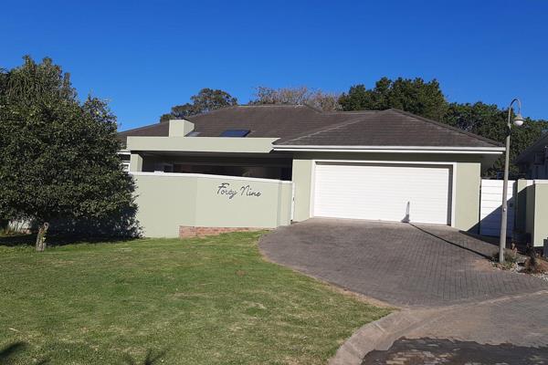 SECURE LIFESTYLE GOLF ESTATE LIVING:

This modern, secure, immaculate and spacious family home offers 3 bedrooms, 2 full bathrooms ...