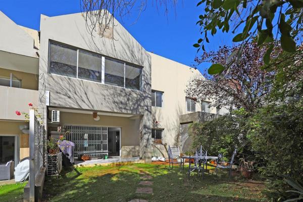 Duplex Townhouse in Norwood.

Downstairs:
Entrance hall, lounge, dining room, kitchen and guest cloakroom.

Upstairs:
3 Bedrooms ...