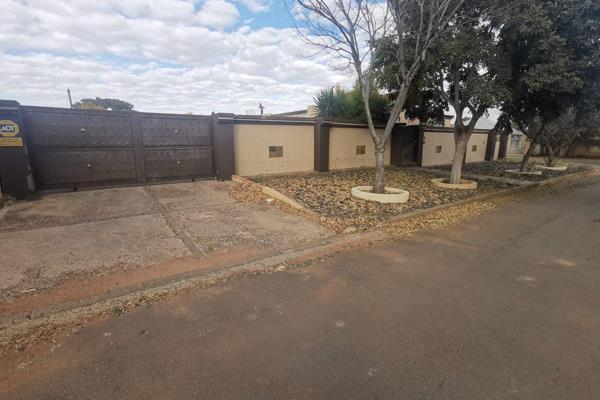 This is a deal of a Lifetime and Offers:

Main House:
2 Spacious Bedrooms with BIC 
2 Bathrooms one is en-suite
Spacious Open Plan ...