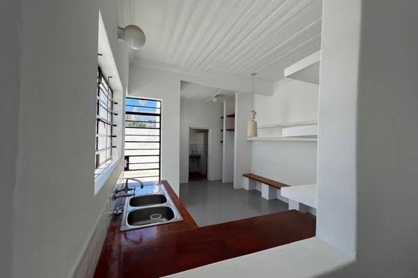 Beautifully renovated unfurnished 2 bed house.  
Screed flooring throughout. 
Large ...