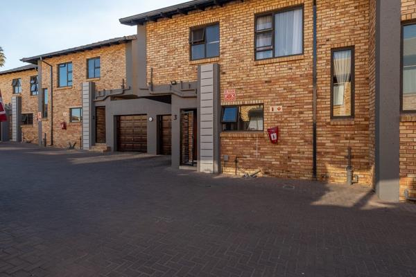 Low Maintenance, modern, safe and secure - the perfect lock up and go in Meyersdal. Another exclusive mandate by Rosie Viljoen Real Estate. For the young couple/family or anyone looking to move into the exclusive upmarket suburb ...