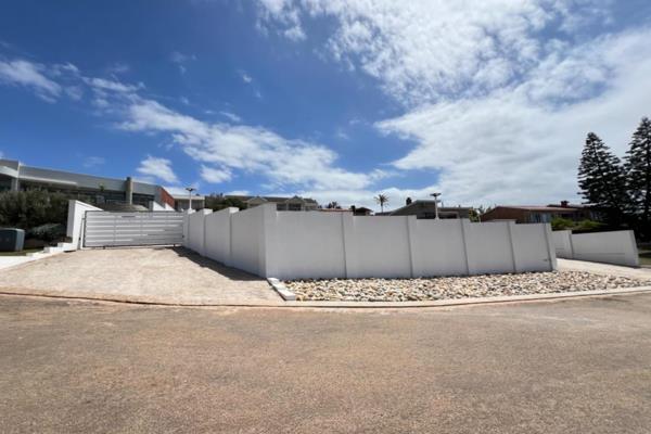 Discover a rare opportunity to own a large vacant stand of 1393m2&#160;near the ocean. This expansive plot is fully walled and ready ...