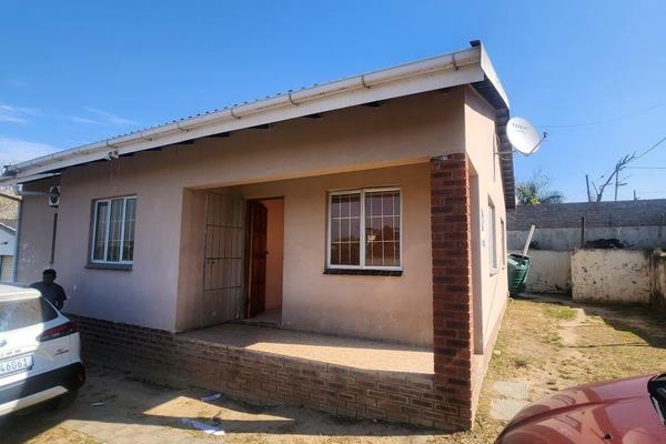 Three bedroom house to let in Seaview Durban. All bedrooms have built in cupboards. The main bedroom has an en-suite which consists of ...