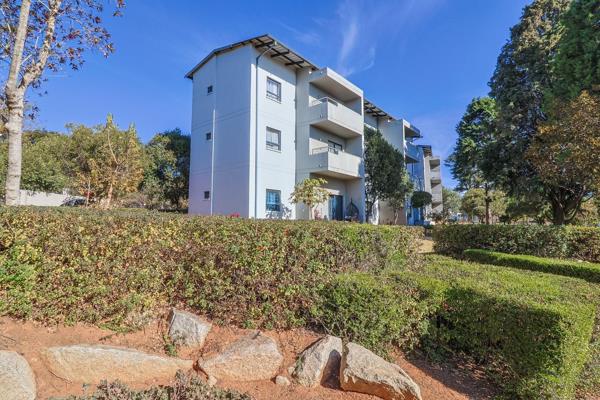 Tiled lounge and dining area with slider leading onto a tiled balcony with lovely view. Spacious kitchen with granite tops, lots of ...