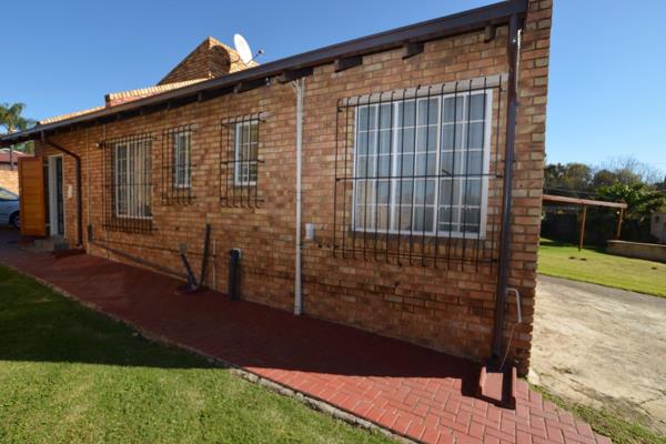 This stunning 2 bedroom unit is available for the discerning tenant - located in the most accessible parts of Van Riebeek Park, Kempton ...