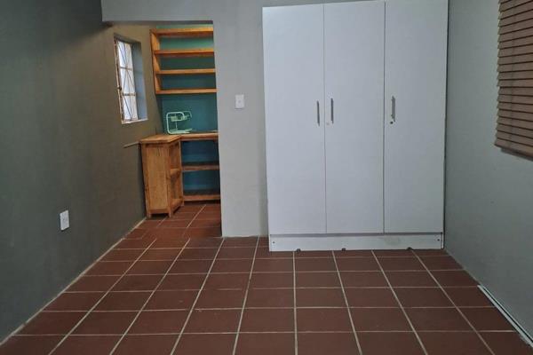 This cozy bachelor flat needs just that… a bachelor/ette.
Separate kitchen and bathroom.
This flatlet is located close to the river ...