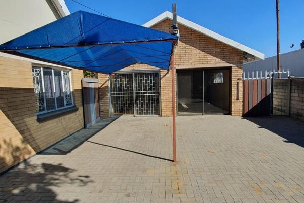 2 Bedroom apartment flat to rent, you can use the 3de for storage room or a bedroom
Open plan Lounge, Dining room and Kitchen
Small ...