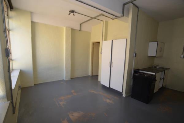 In the midst of the bustling Johannesburg CBD is this recently renovated studio apartment. Situated on the eighth floor of a secure ...