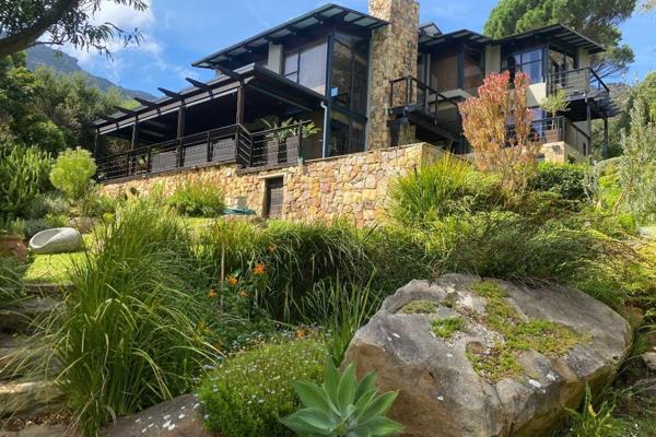 It is available from 15 December 2024 to 20 Jan 2025 at R10 000 per day minimum 2 weeks stay. 

Villa Vida is a modern, eclectic ...