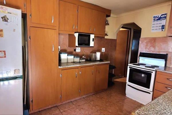 3 Bedroom, 1 Bathroom  House for rent.
Kitchen with lots of cupboard space.
For more information contact us today.