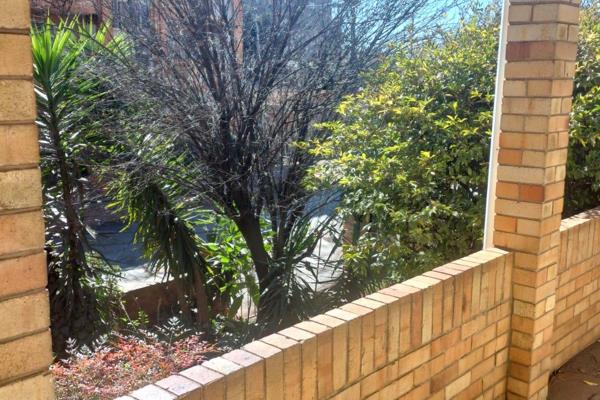 This is a good neat family house for sale at Yeoville that has 4 bedrooms spacious lounge dining bathroom toilet kitchen with built in ...